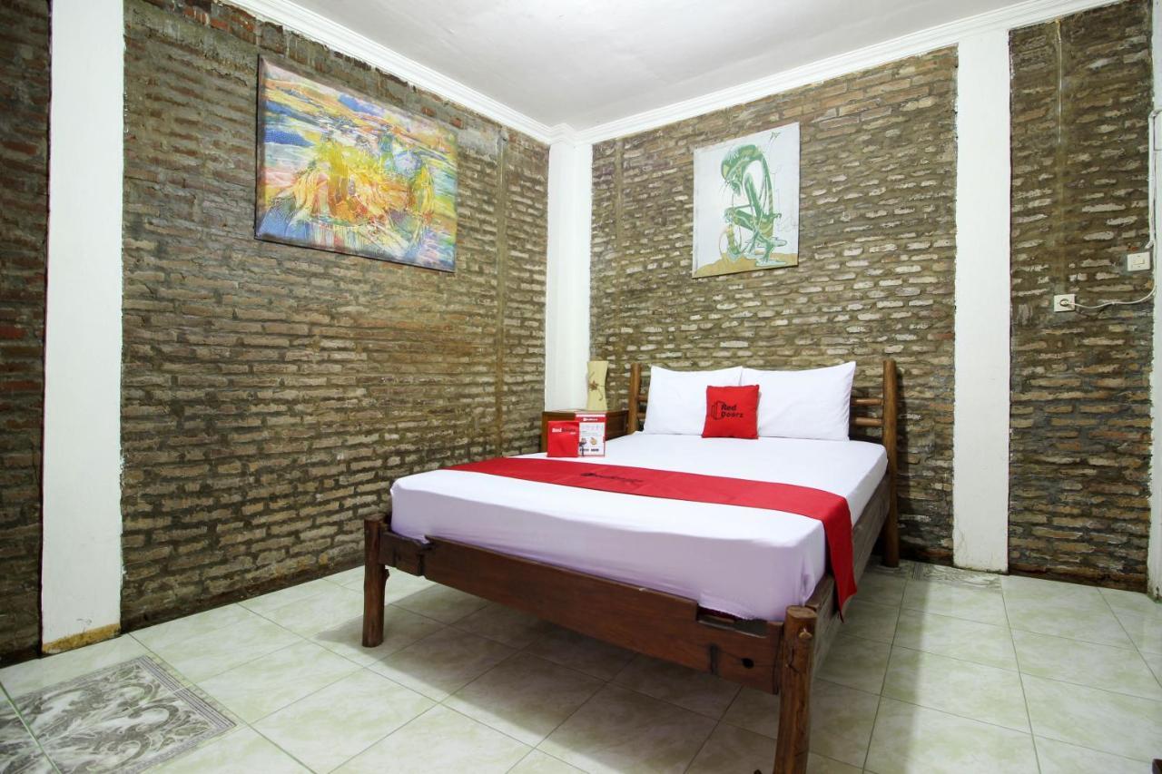 Reddoorz Near Rumah Sakit Wirosaban Salakan Exterior foto