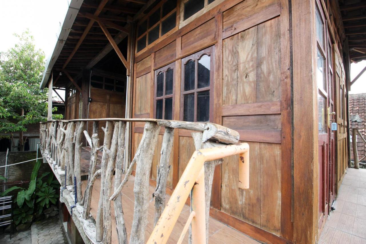 Reddoorz Near Rumah Sakit Wirosaban Salakan Exterior foto