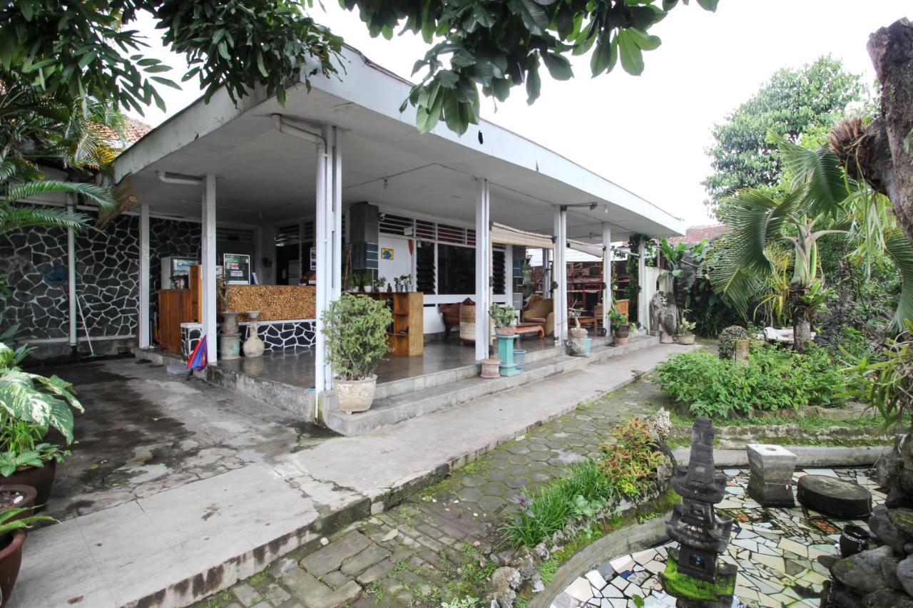 Reddoorz Near Rumah Sakit Wirosaban Salakan Exterior foto